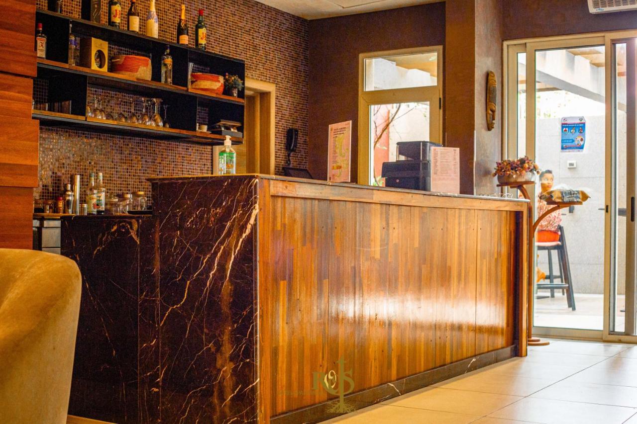 Roots Hotel Apartments 아비장 외부 사진