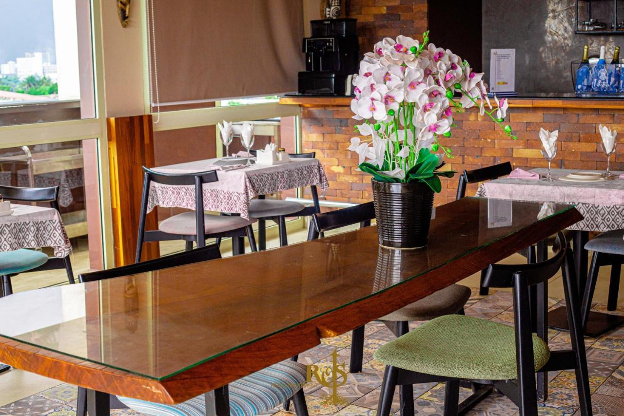 Roots Hotel Apartments 아비장 외부 사진