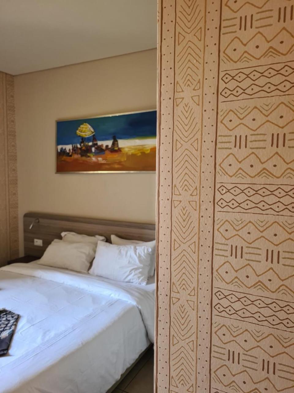 Roots Hotel Apartments 아비장 외부 사진