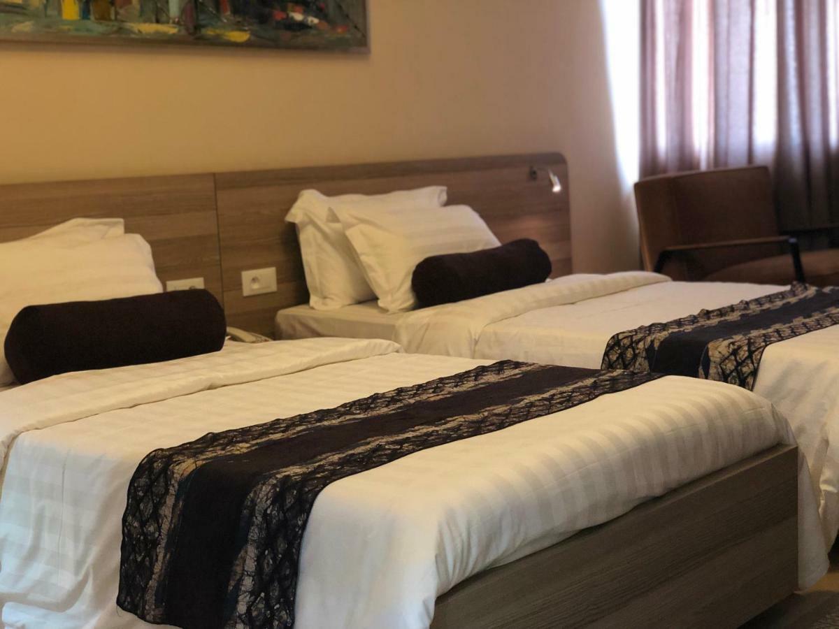 Roots Hotel Apartments 아비장 외부 사진