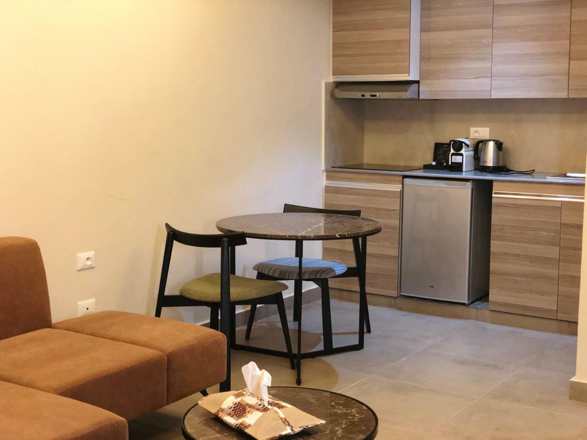 Roots Hotel Apartments 아비장 외부 사진
